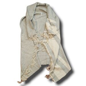A.n.d ea wy Grey and Cream Fringed Shawl One‎ Size Fits Most